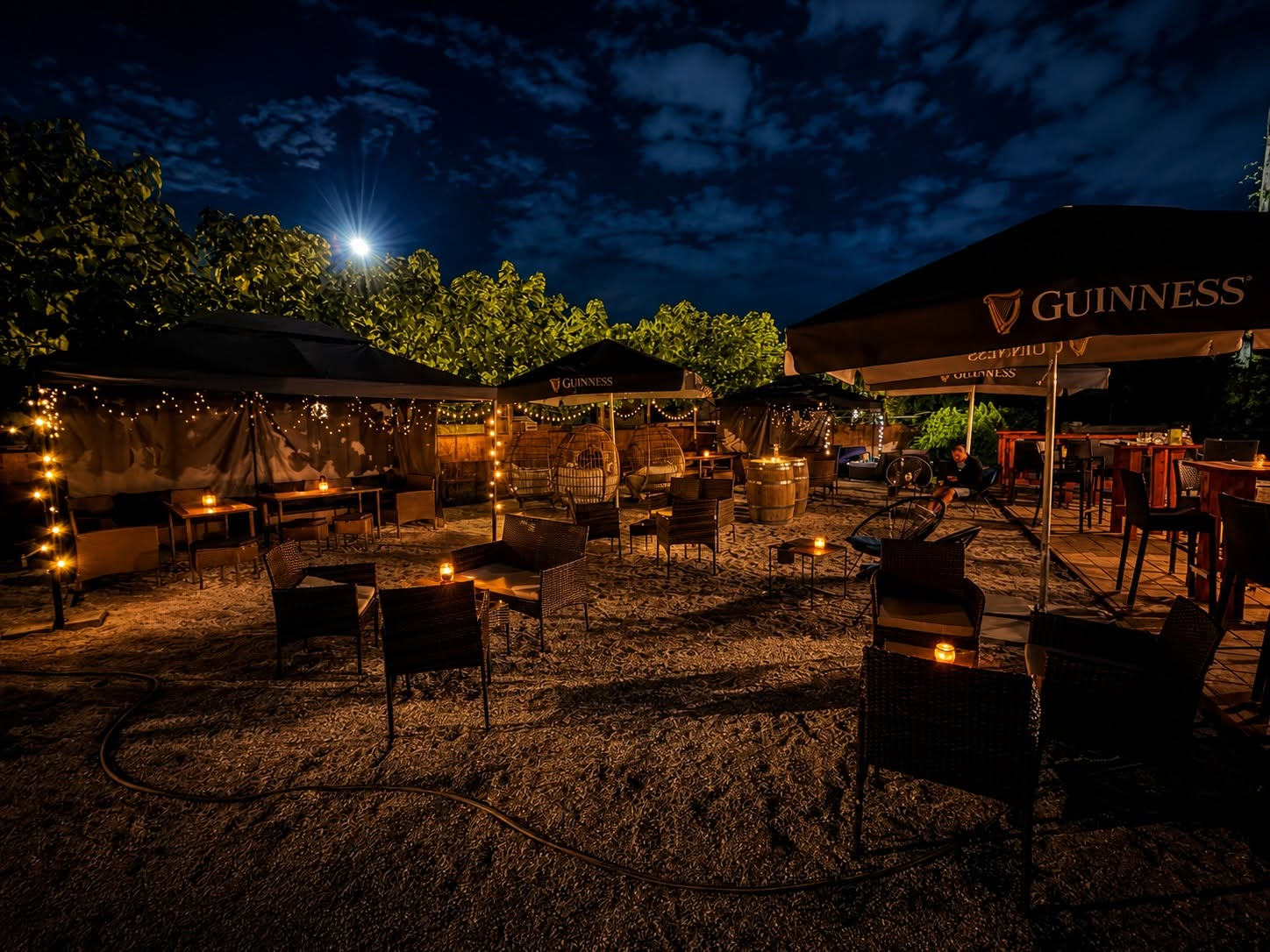 Večerná terasa Papas & Tapas so svetielkami a slnečníkmi